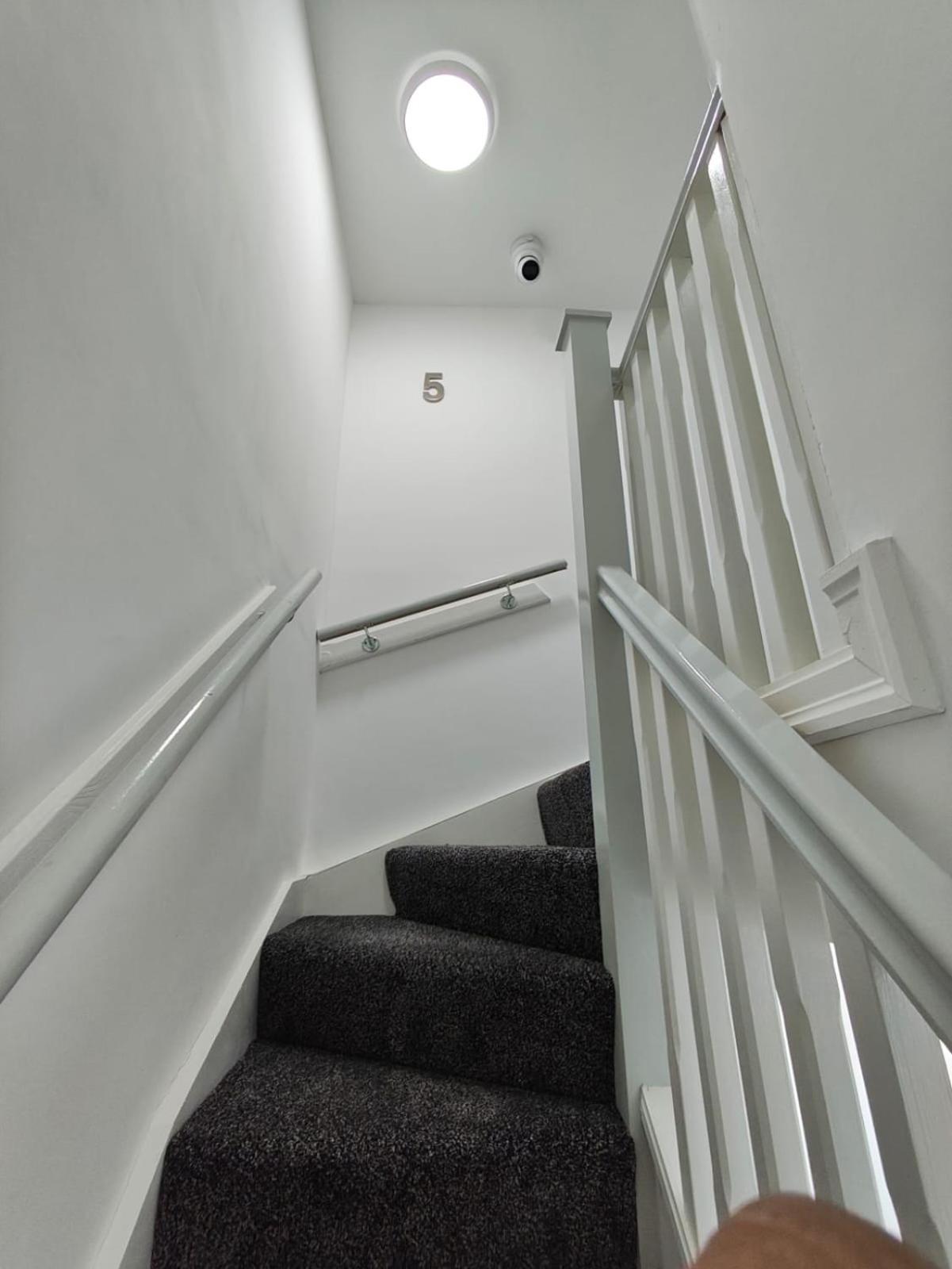 New Guest House, Individual Ensuite With Comfortable Double Beds, Tv And Wifi * Luton (Bedfordshire)