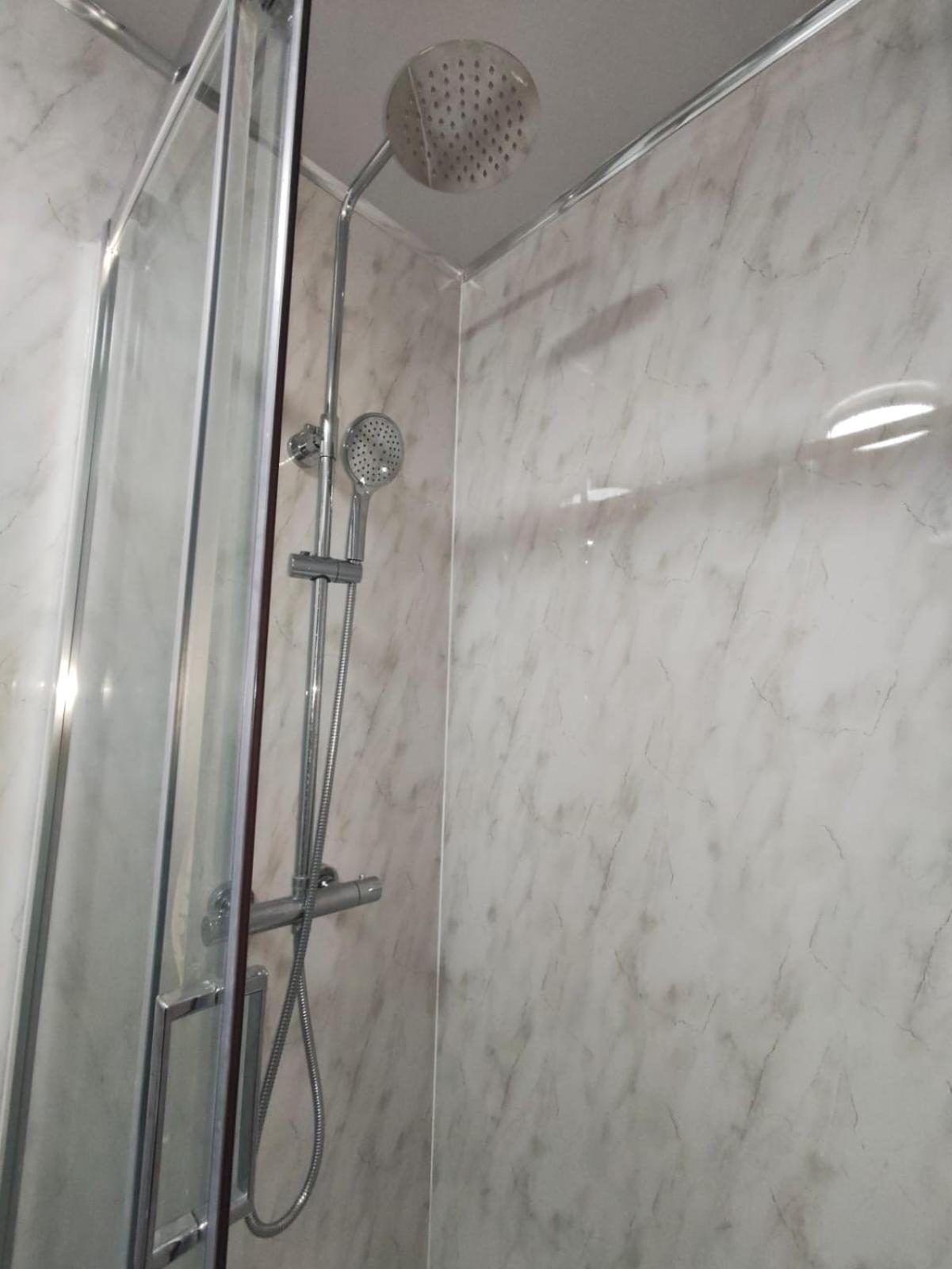 New Guest House, Individual Ensuite With Comfortable Double Beds, Tv And Wifi * Luton (Bedfordshire)
