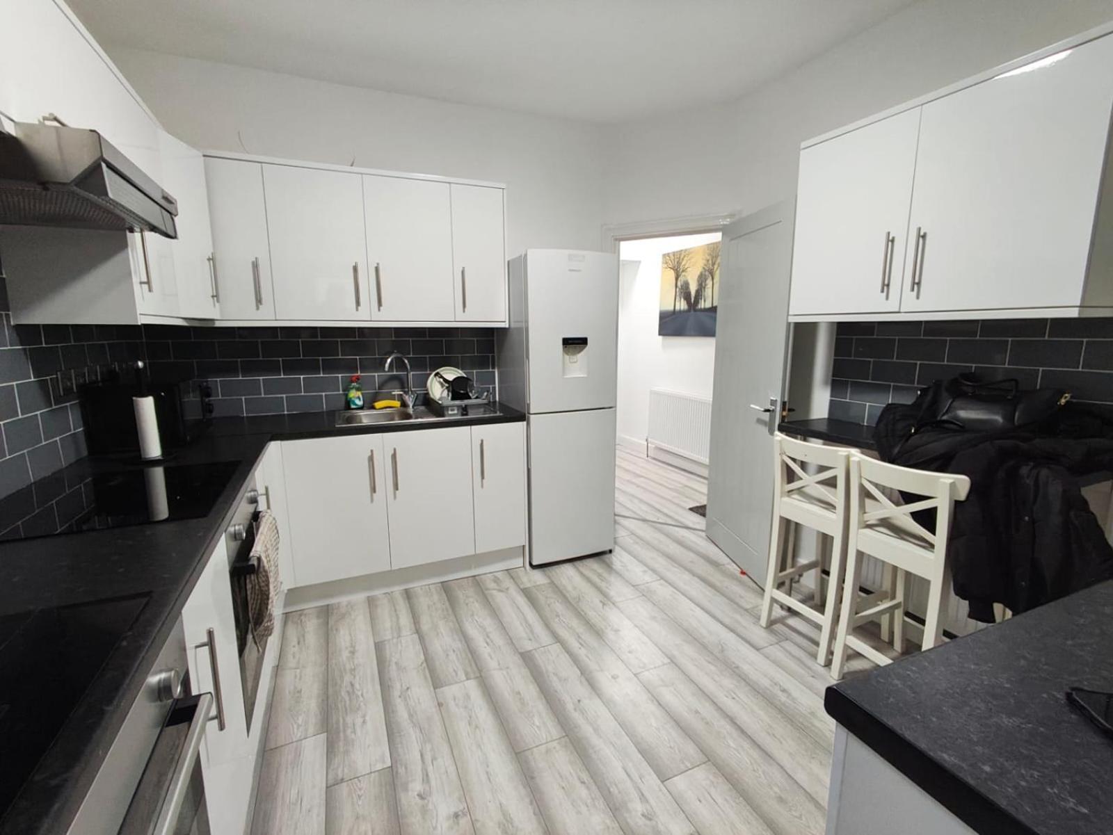 New Guest House, Individual Ensuite With Comfortable Double Beds, Tv And Wifi Apartment